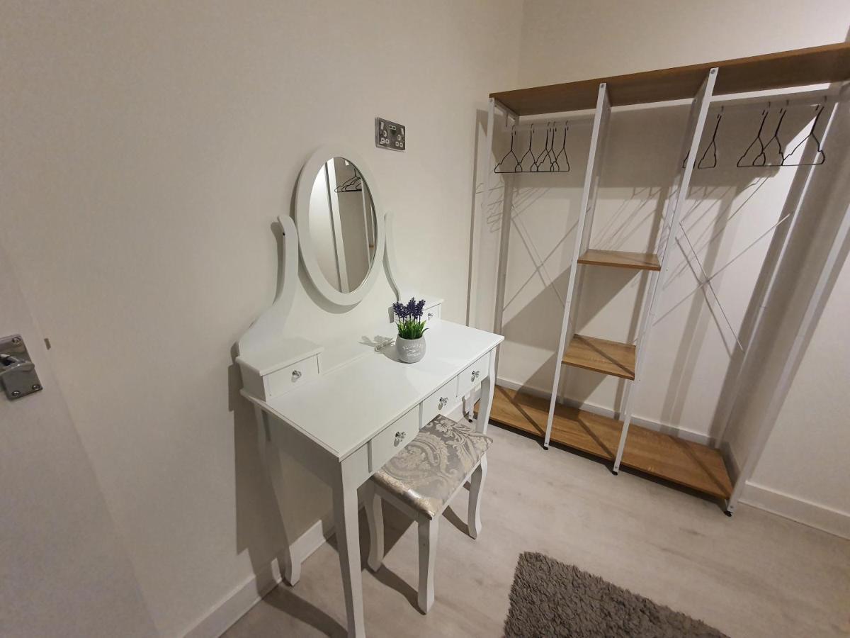 Luxury 1 Bedroom Flat In The Heart Of Wood Londra